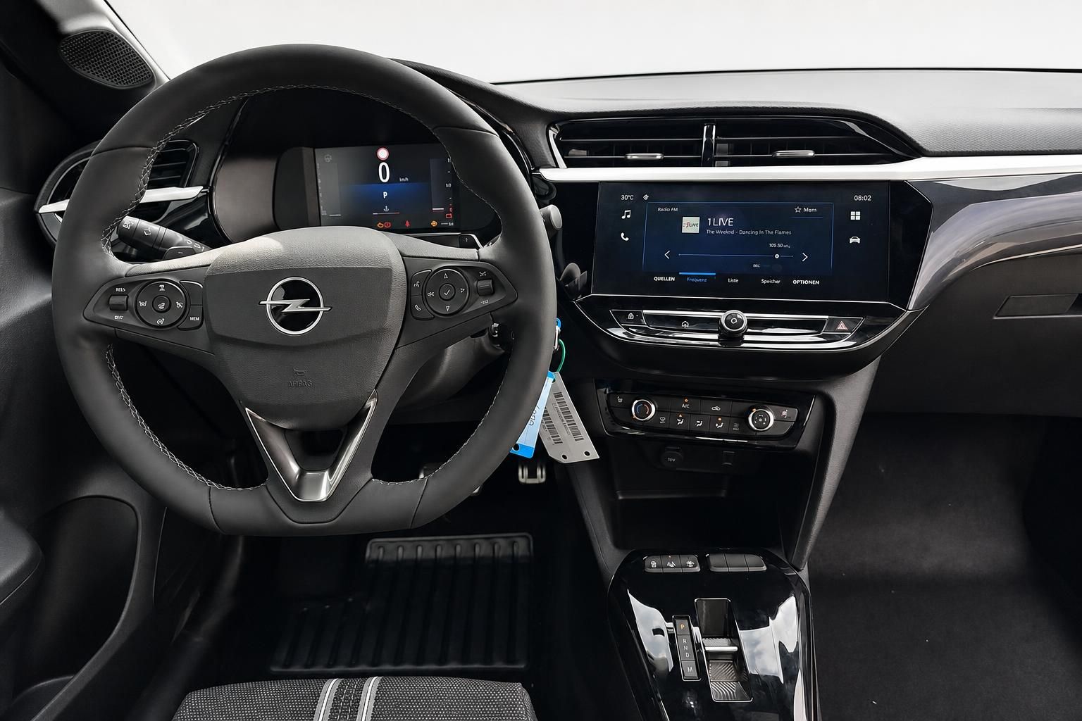 Opel Corsa Cockpit mit Lenkrad und Infotainment-Display