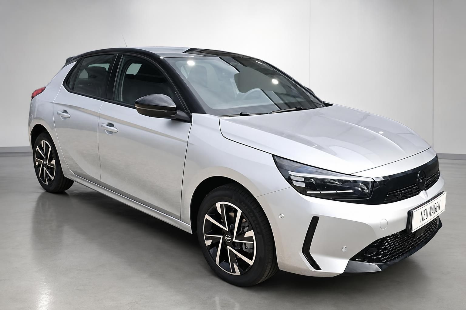 Opel Corsa Neuwagen in Silber, Frontansicht schraeg von vorne im Studio