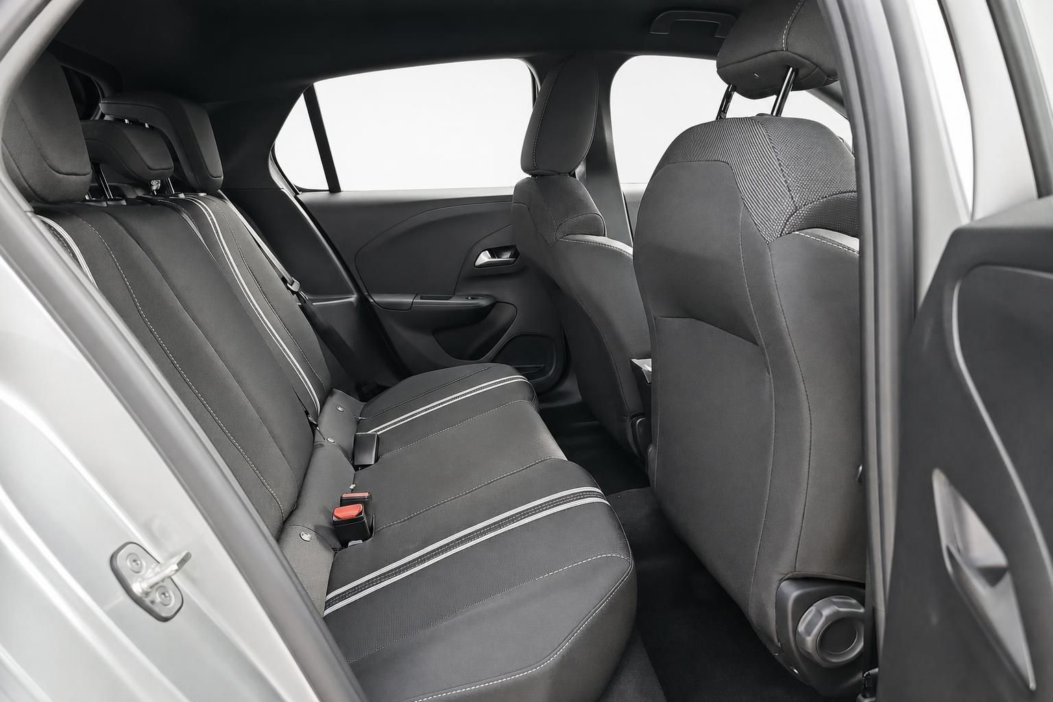 Rücksitze im Opel Corsa mit schwarzer Stoffpolsterung