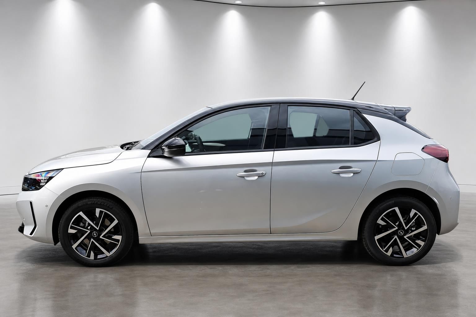 Opel Corsa Neuwagen in Silber, Seitenansicht im Studio