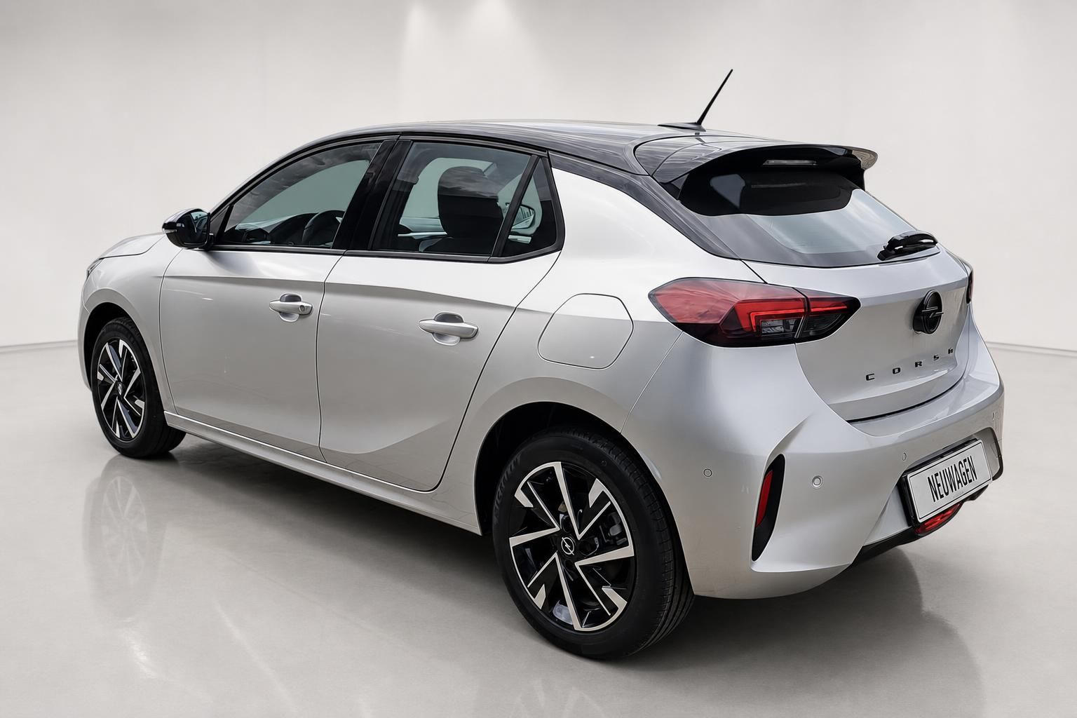 Opel Corsa Neuwagen Silber, Heckansicht schraeg von hinten im Studio