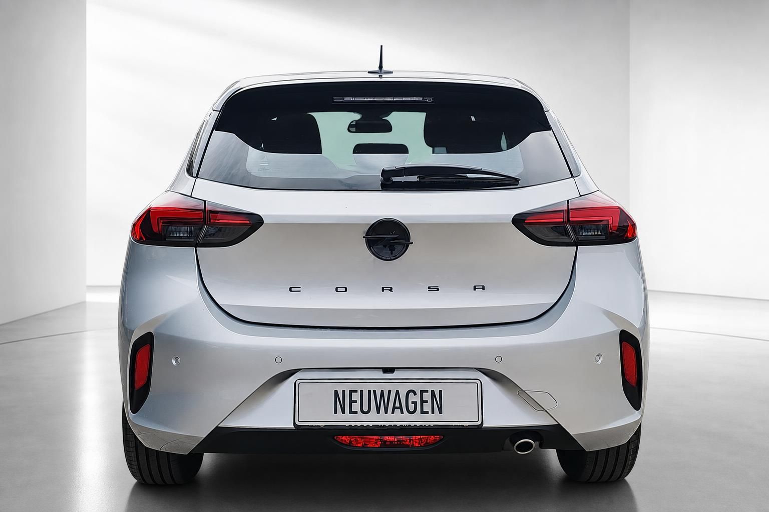 Opel Corsa Neuwagen in Silber, Heckansicht im Studio