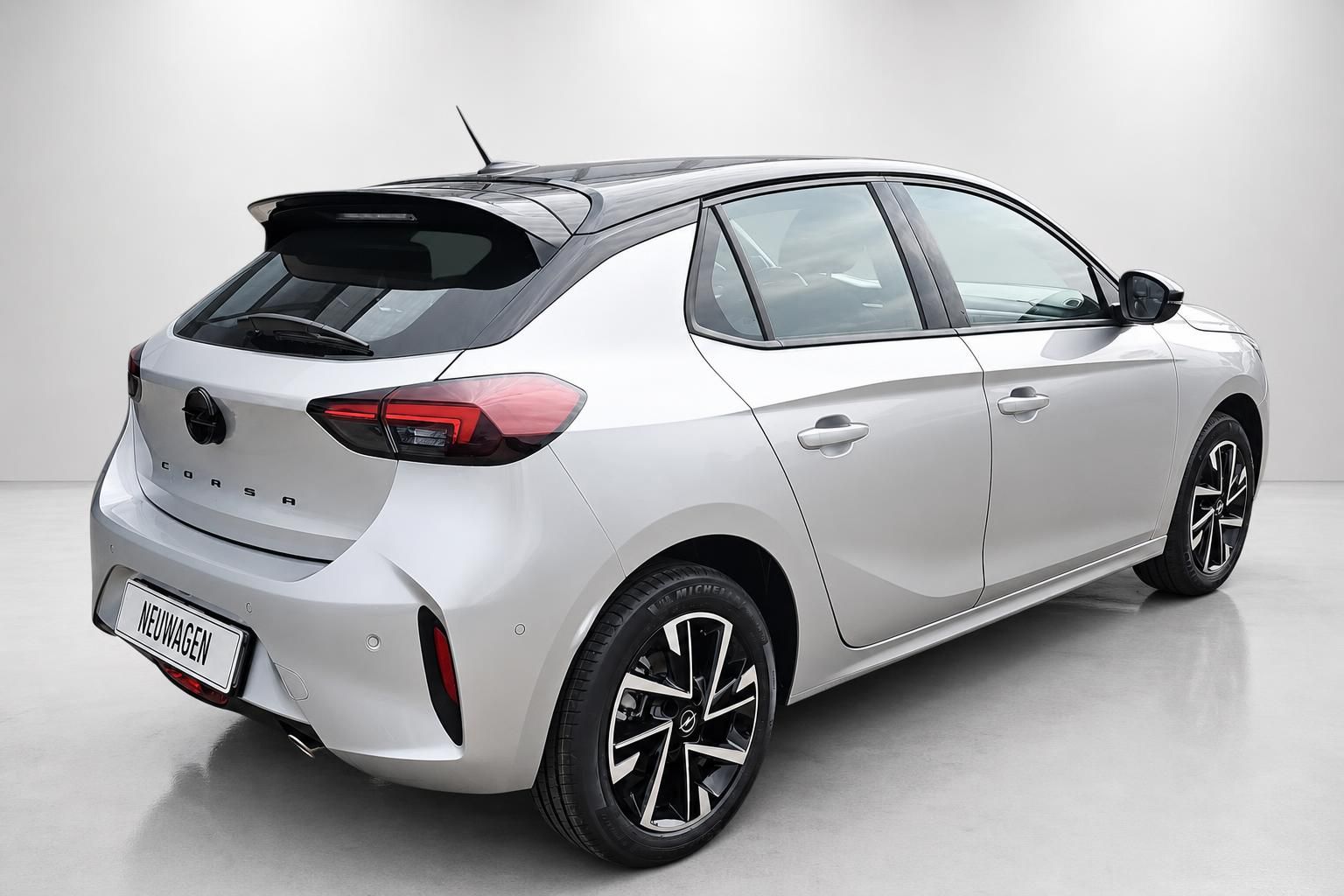 Opel Corsa Neuwagen Silber, Heckansicht mit Dachspoiler und Ruecklichtern