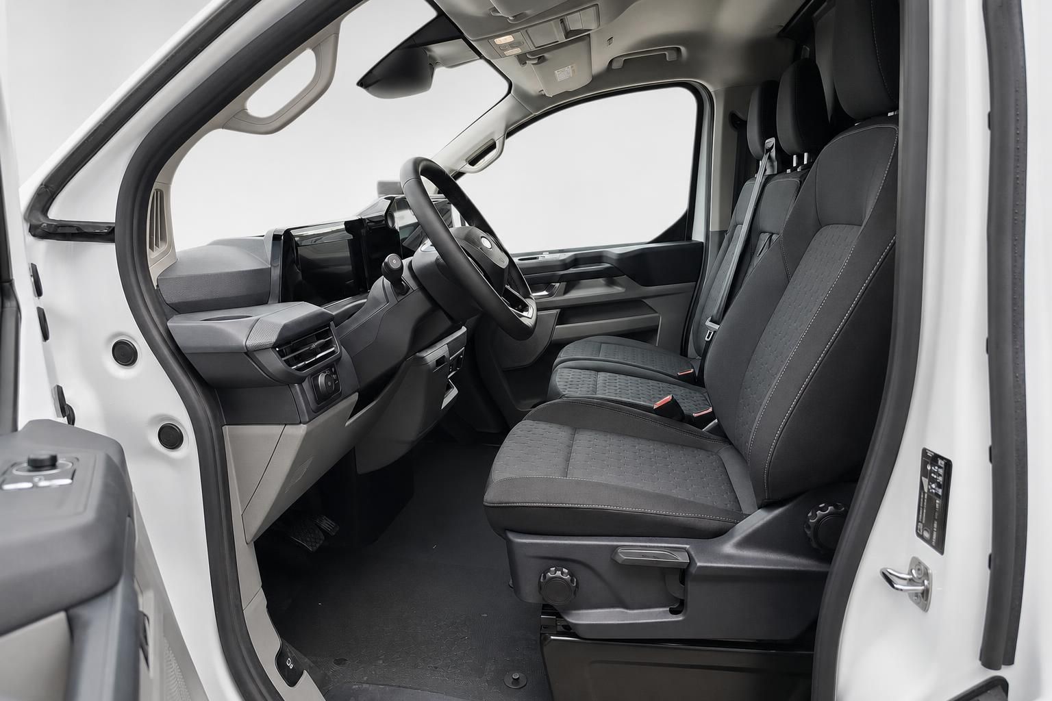 Ford Transit Custom Innenraum, Fahrersitz und Cockpit bei geöffneter Tür