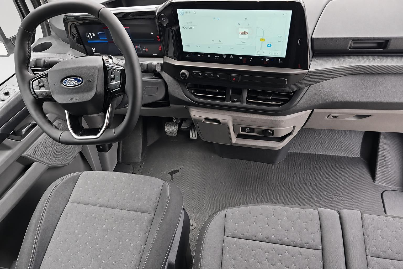 Ford Transit Custom Cockpit mit Lenkrad und digitalem Touchscreen-Display