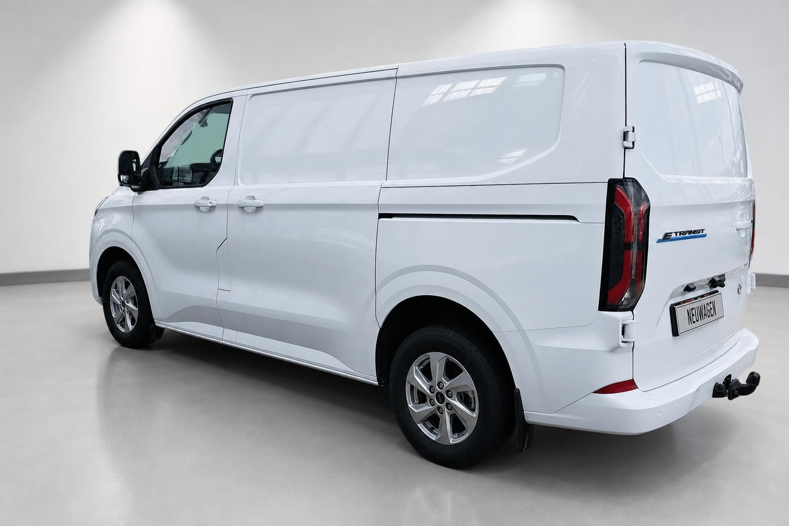 Ford E-Transit Custom weiß, Heckansicht mit Anhängerkupplung