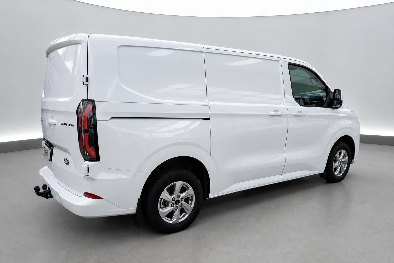 Ford Transit Custom weiß Heckansicht seitlich mit Anhängerkupplung