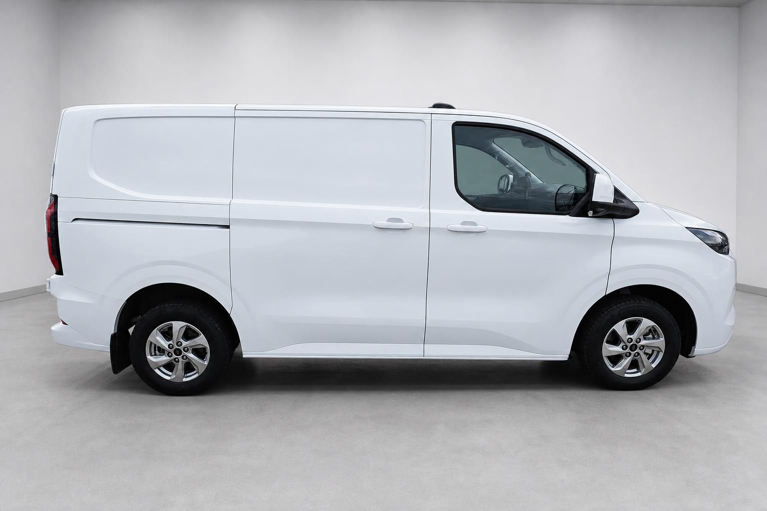 Ford Transit Custom weiß Seitenansicht Kastenwagen im Studio