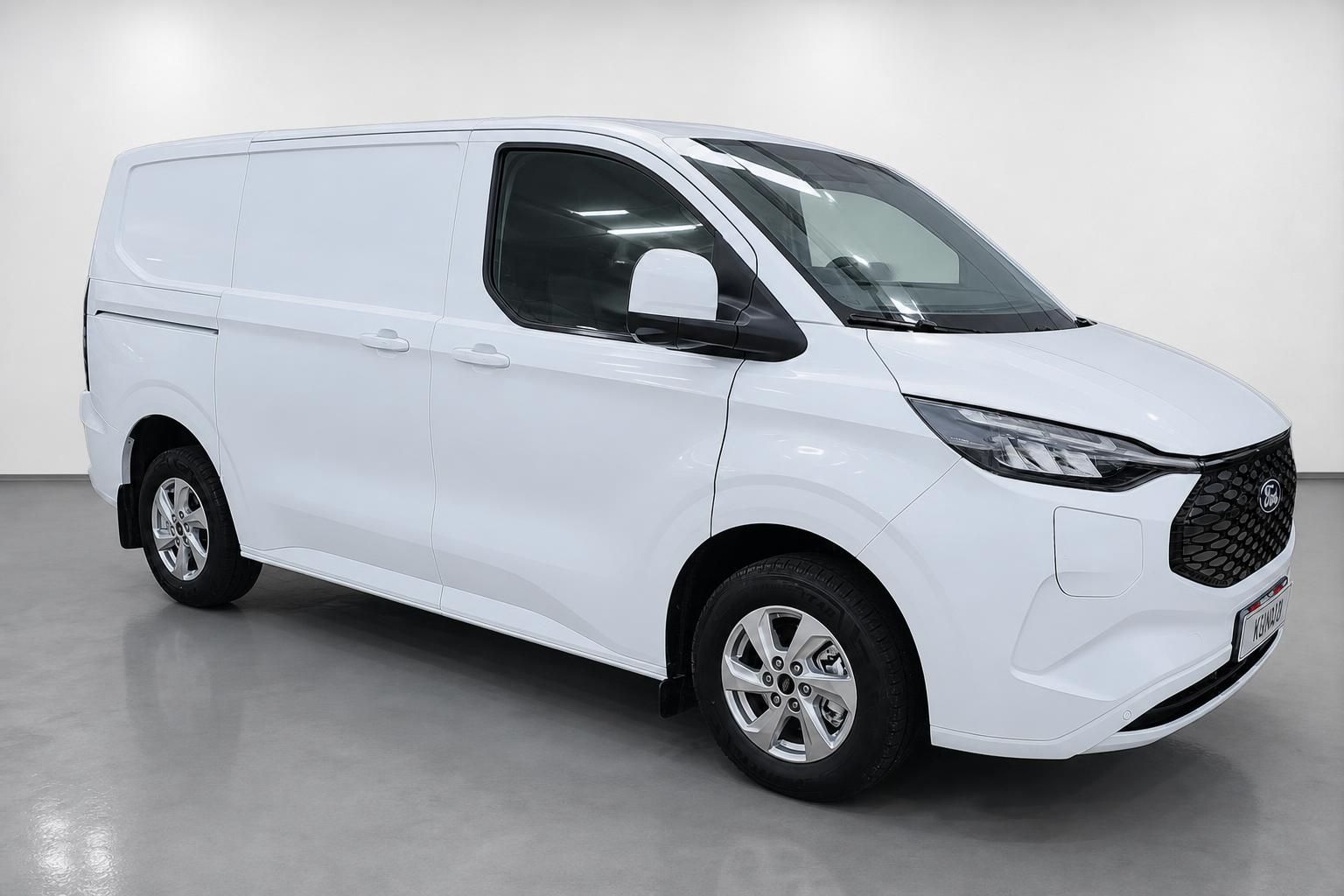 Ford Transit Custom weiß Frontansicht seitlich im Studio