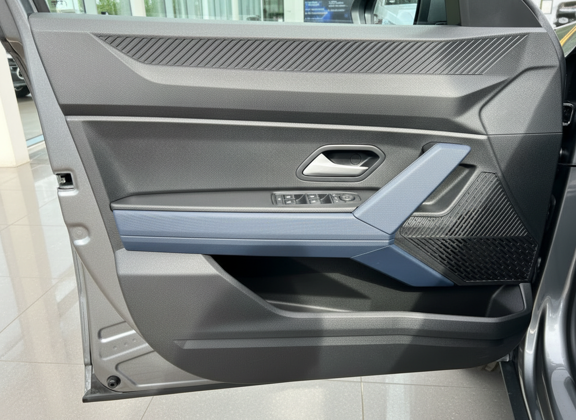 Fahrzeugtür Innenverkleidung mit blauem Akzent, Fensterhebersteuerung und Lautsprechergitter