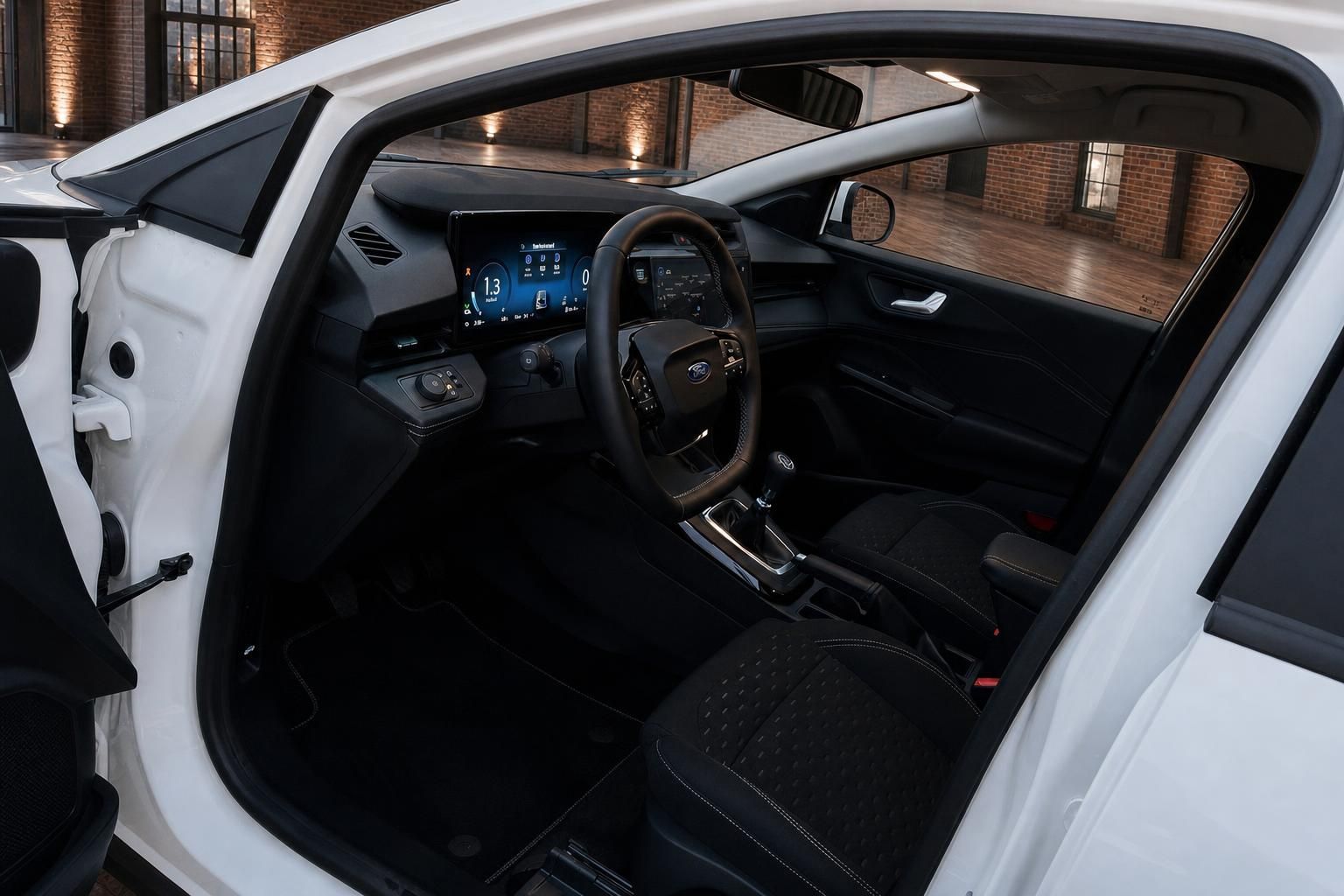 Ford Innenraum mit geoeffneter Tuer, Cockpit und Ledersitzen in Schwarz