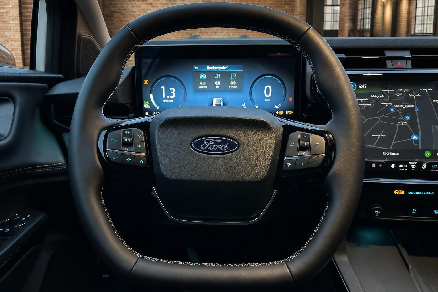 Ford Lenkrad mit Bordcomputer und Navigationsdisplay im Detail