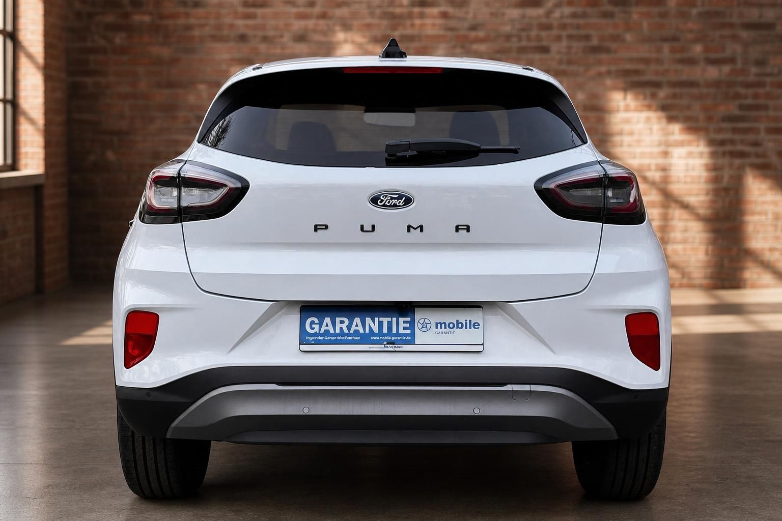 Ford Puma weiß Heckansicht SUV in Industriehalle