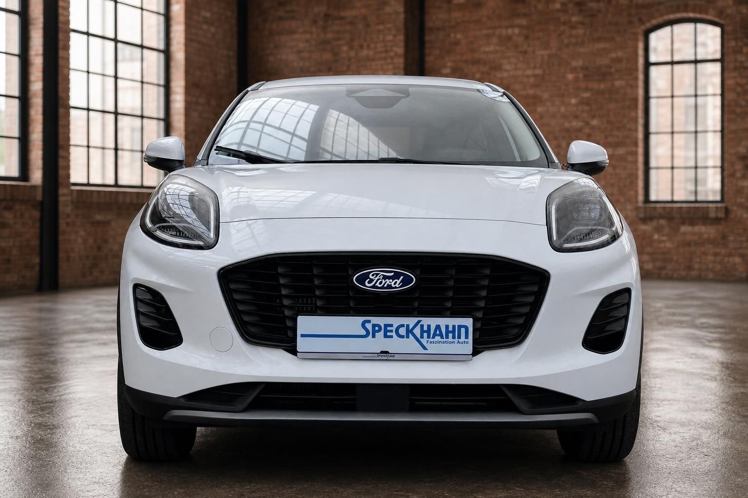 Ford Puma weiß Frontansicht in Industriehalle beim Autohaus Speckhahn