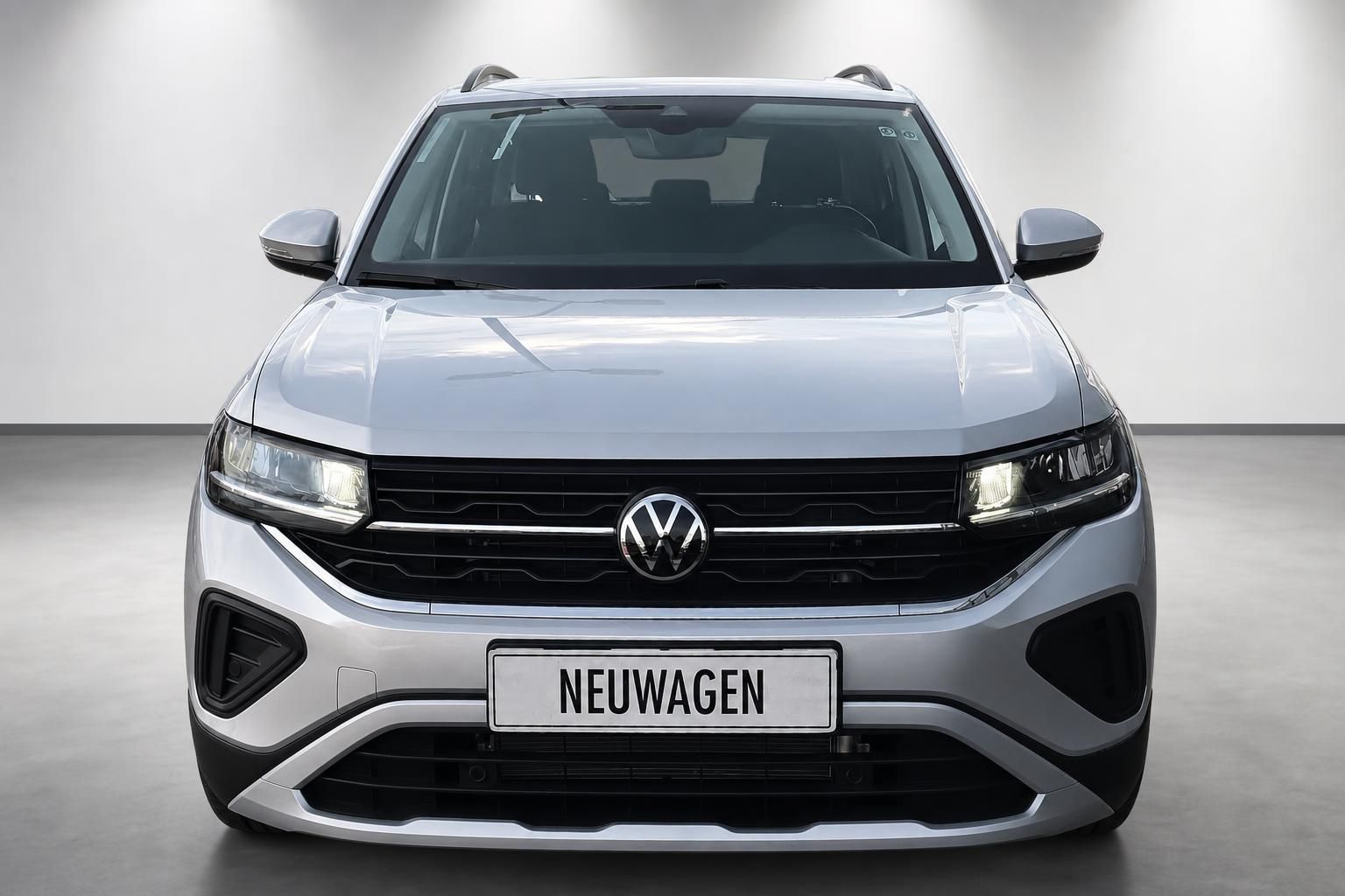 VW SUV silber, Frontansicht direkt im Studio