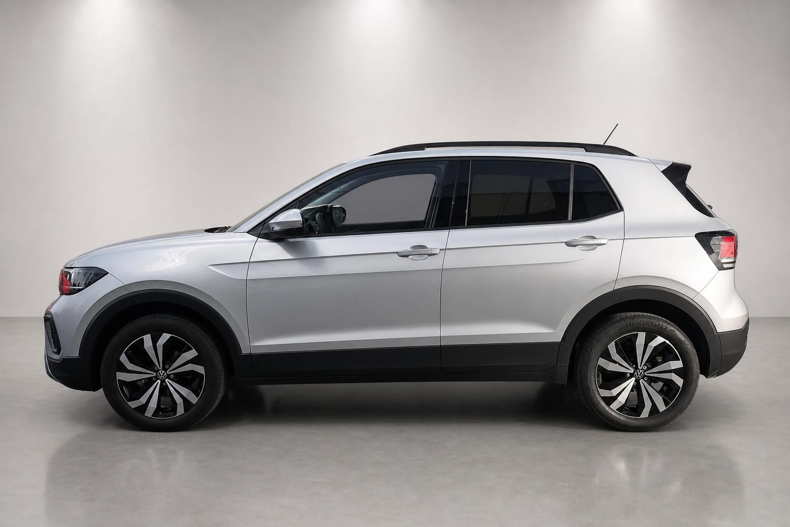 VW T-Cross silber Seitenansicht SUV im Fotostudio