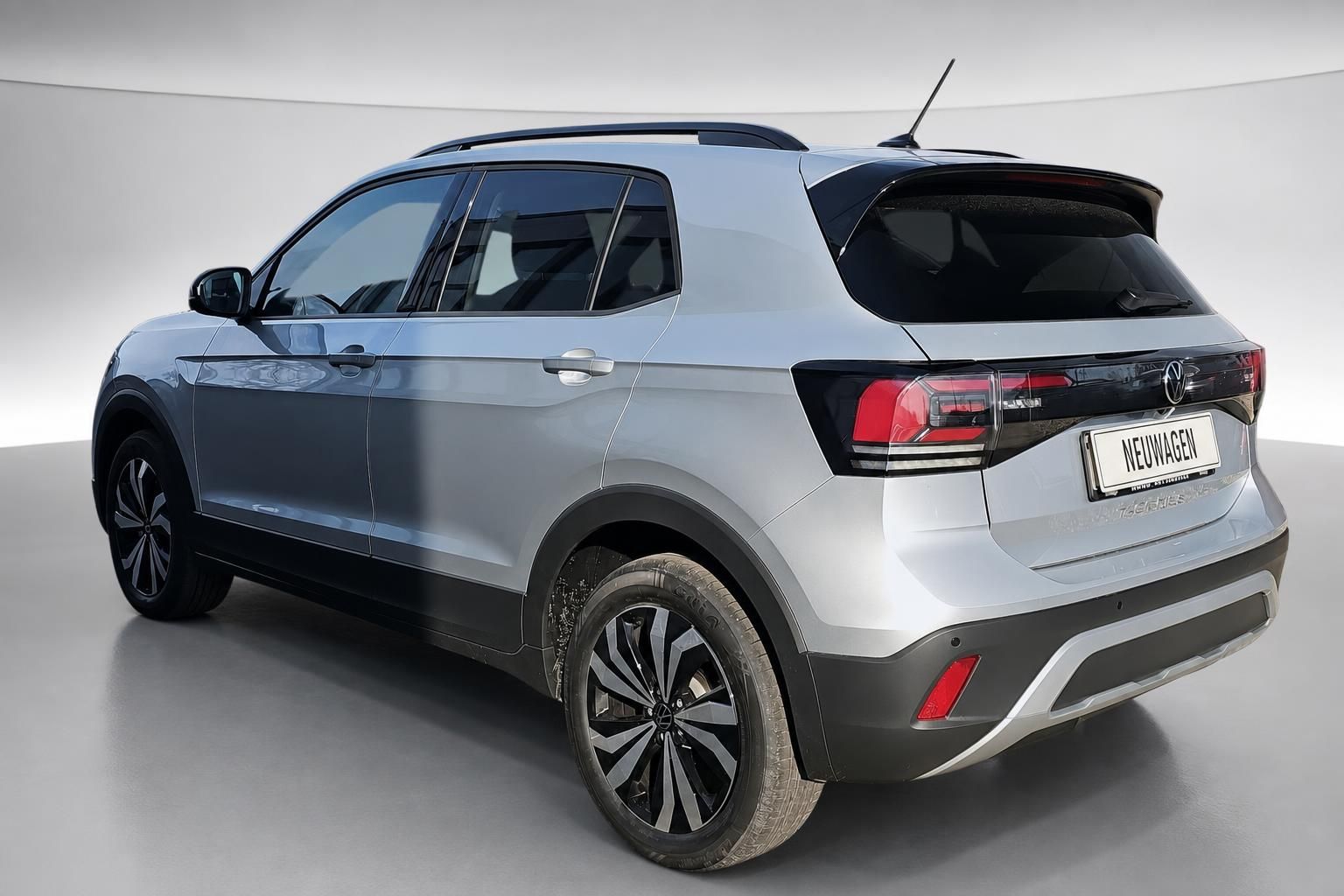 VW SUV silber, Heckansicht schräg im Studio