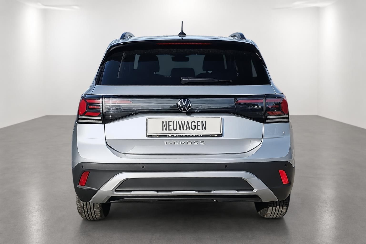 VW T-Cross silber Heckansicht Neuwagen SUV im Fotostudio