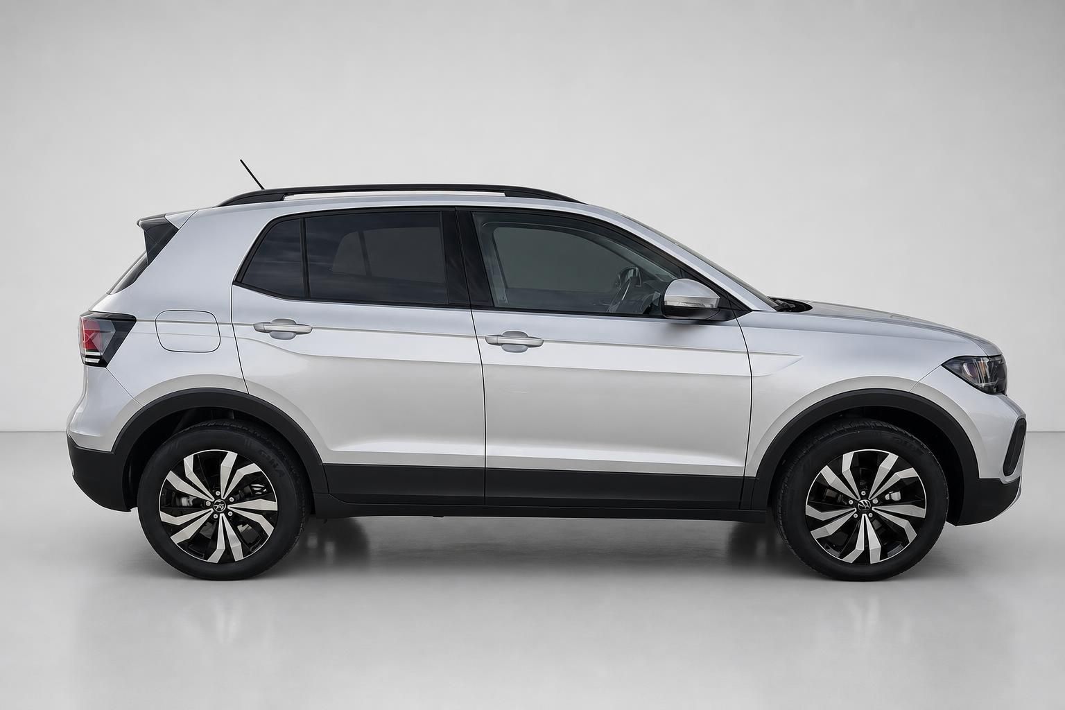 VW T-Cross Seitenansicht in Silber vor grauem Hintergrund