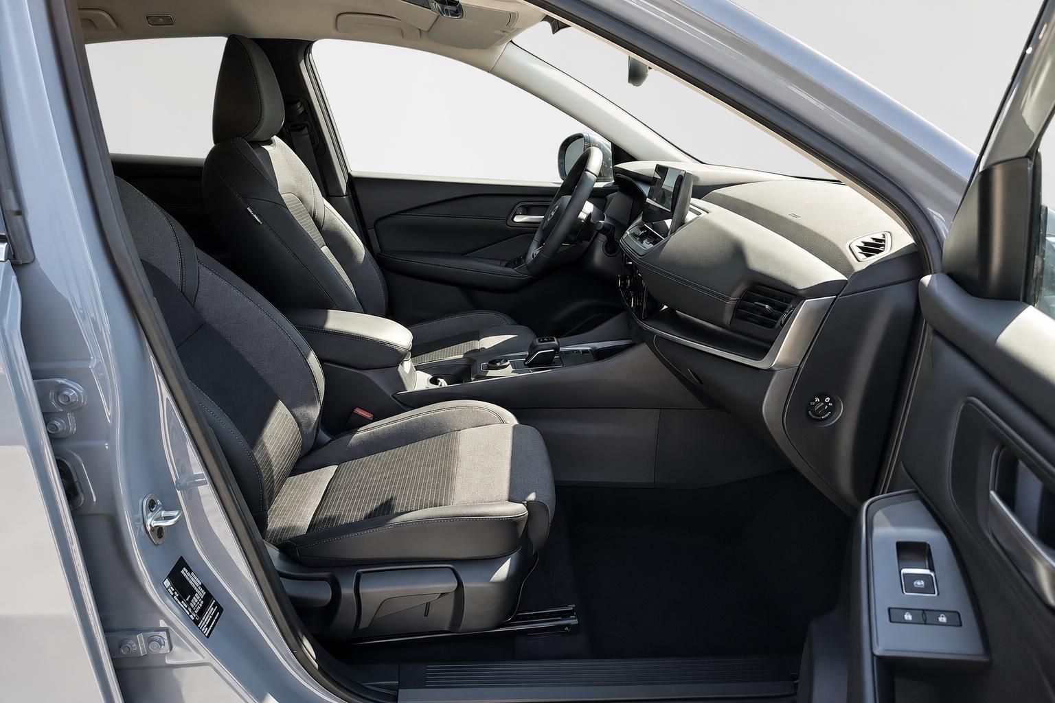 Nissan Innenraum – Vordersitze und Armaturenbrett in Schwarz-Grau