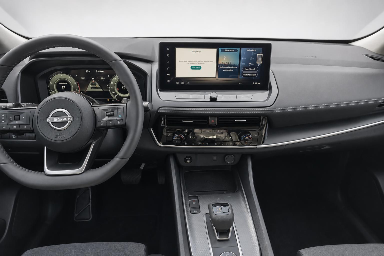 Nissan Cockpit mit Lenkrad und Touchscreen-Infotainment