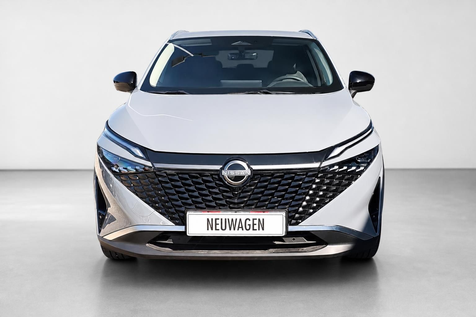 Nissan Qashqai Frontansicht mit Kühlergrill und Kennzeichen
