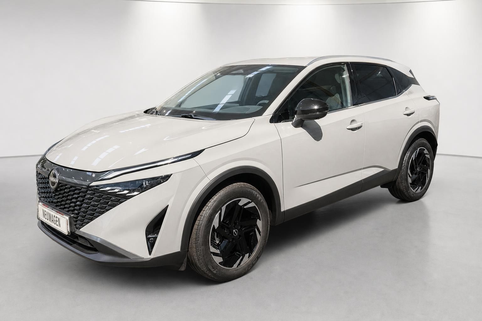 Nissan Qashqai Frontansicht schräg in Perlweiß im Showroom