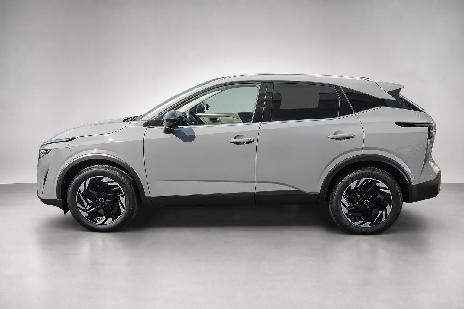 Nissan Qashqai Seitenansicht in Silber im Studio