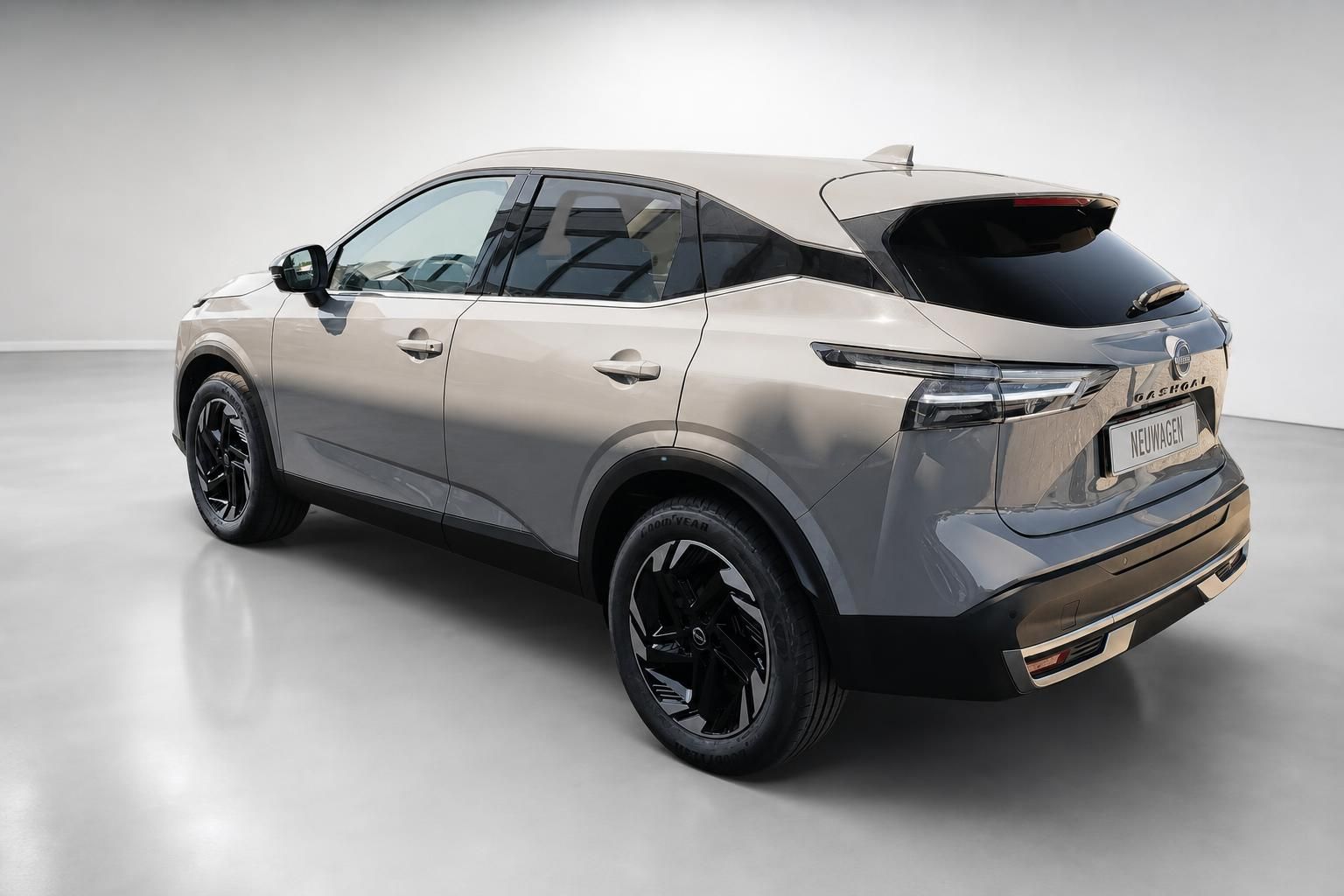 Nissan Qashqai Heckansicht in Beige-Metallic Studioaufnahme