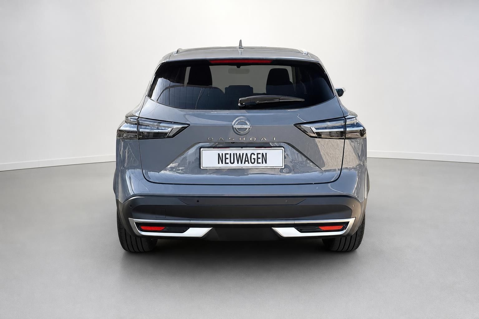 Nissan Qashqai Neuwagen grau Heckansicht im Studio
