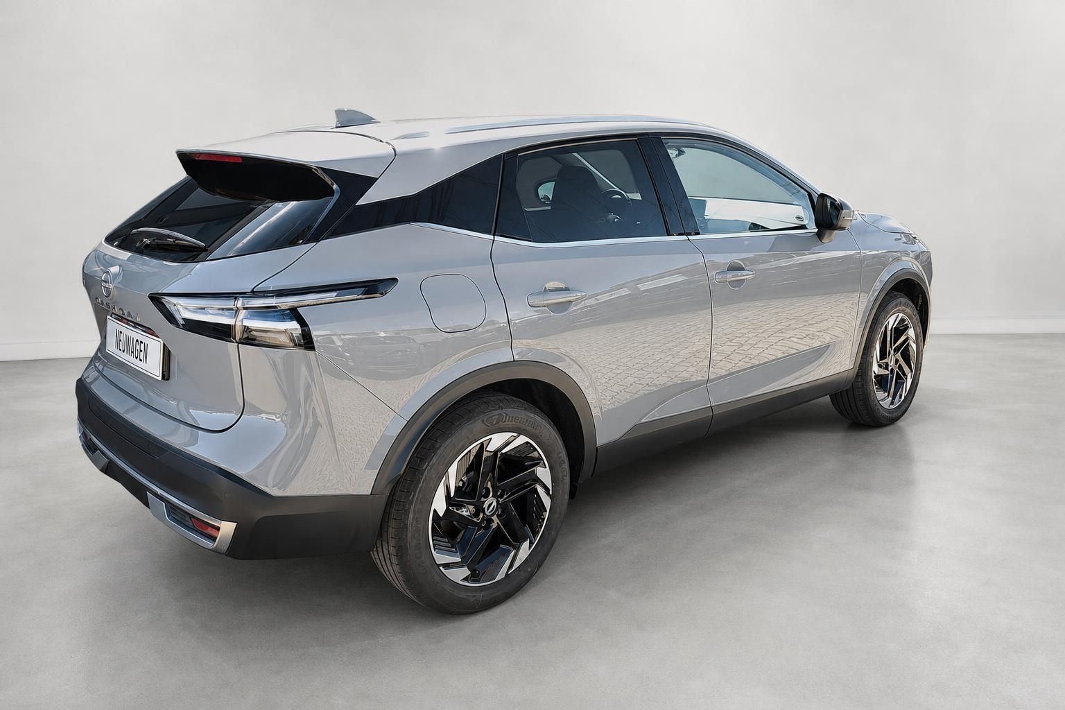 Nissan Qashqai Neuwagen grau Seitenansicht schraeg hinten