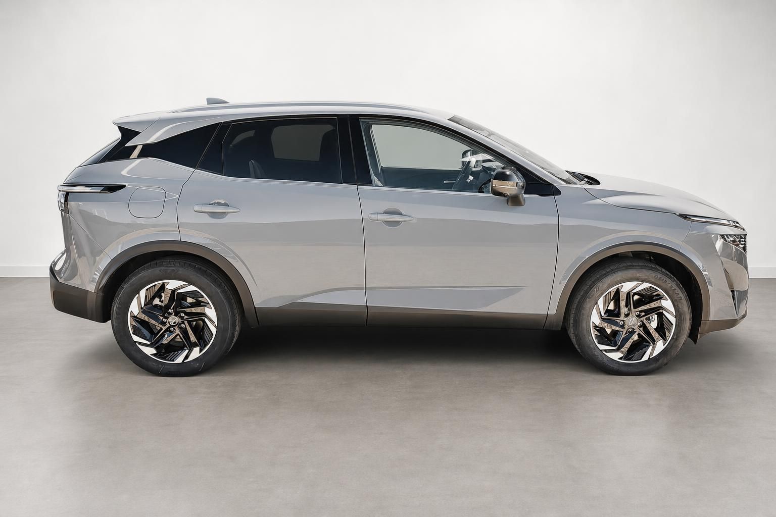 Nissan Qashqai Neuwagen grau Seitenansicht im Studio