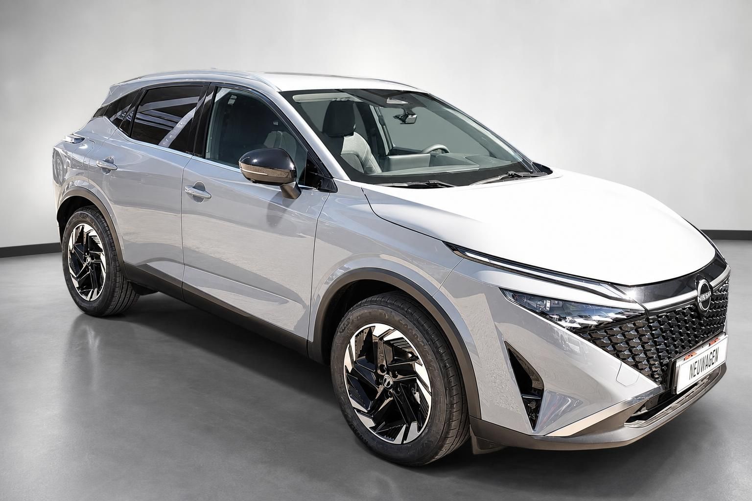 Nissan Qashqai Neuwagen silber Frontansicht schraeg im Studio