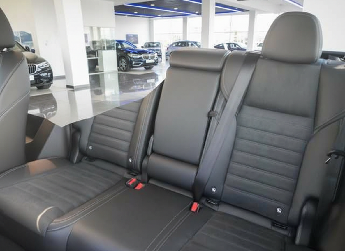 BMW Innenraum Rücksitzbank schwarzes Leder im Autohaus Showroom