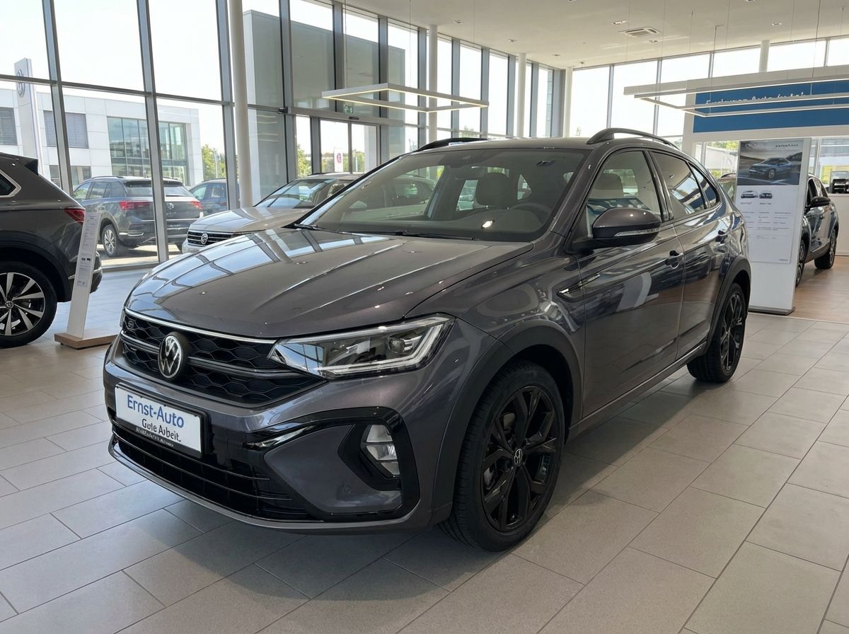 Volkswagen Taigo R-Line in Grau metallic im Autohaus Ernst-Auto Showroom
