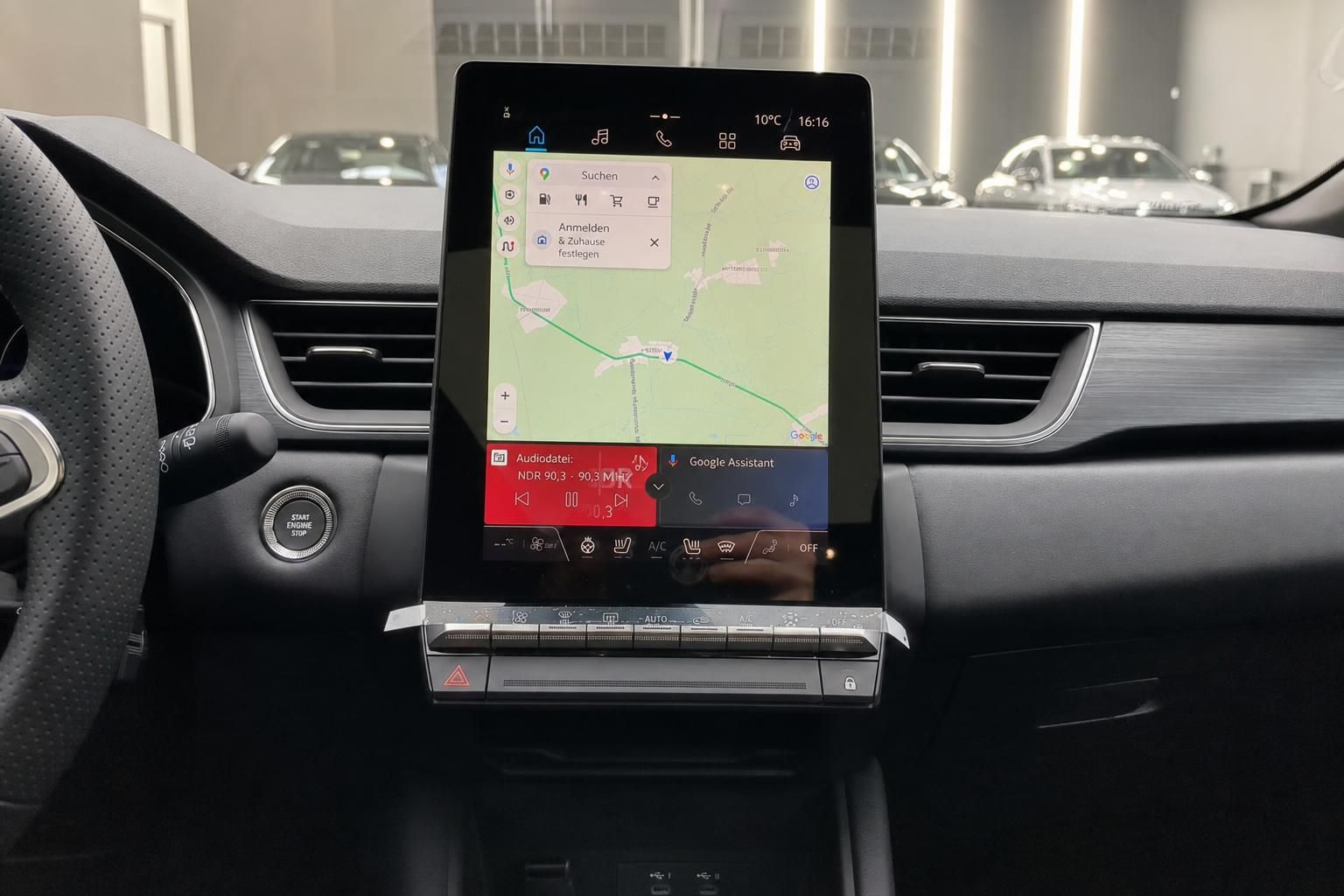 Fahrzeug-Infotainmentsystem mit Navigationskarte und Klimasteuerung auf großem Touchscreen