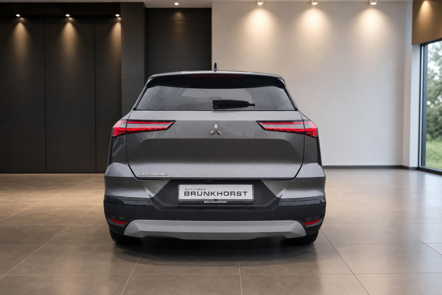 Mitsubishi Grandis SUV Heckansicht grau metallic mit LED-Rücklichtern im Autohaus