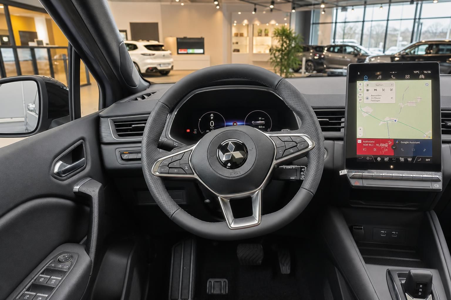 Fahrzeug-Cockpit mit Lenkrad, Armaturenbrett und Touchscreen-Display im modernen Innenraum