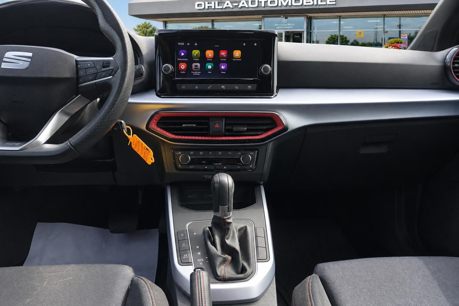 SEAT Arona Mittelkonsole mit Touchscreen und Automatikschaltung