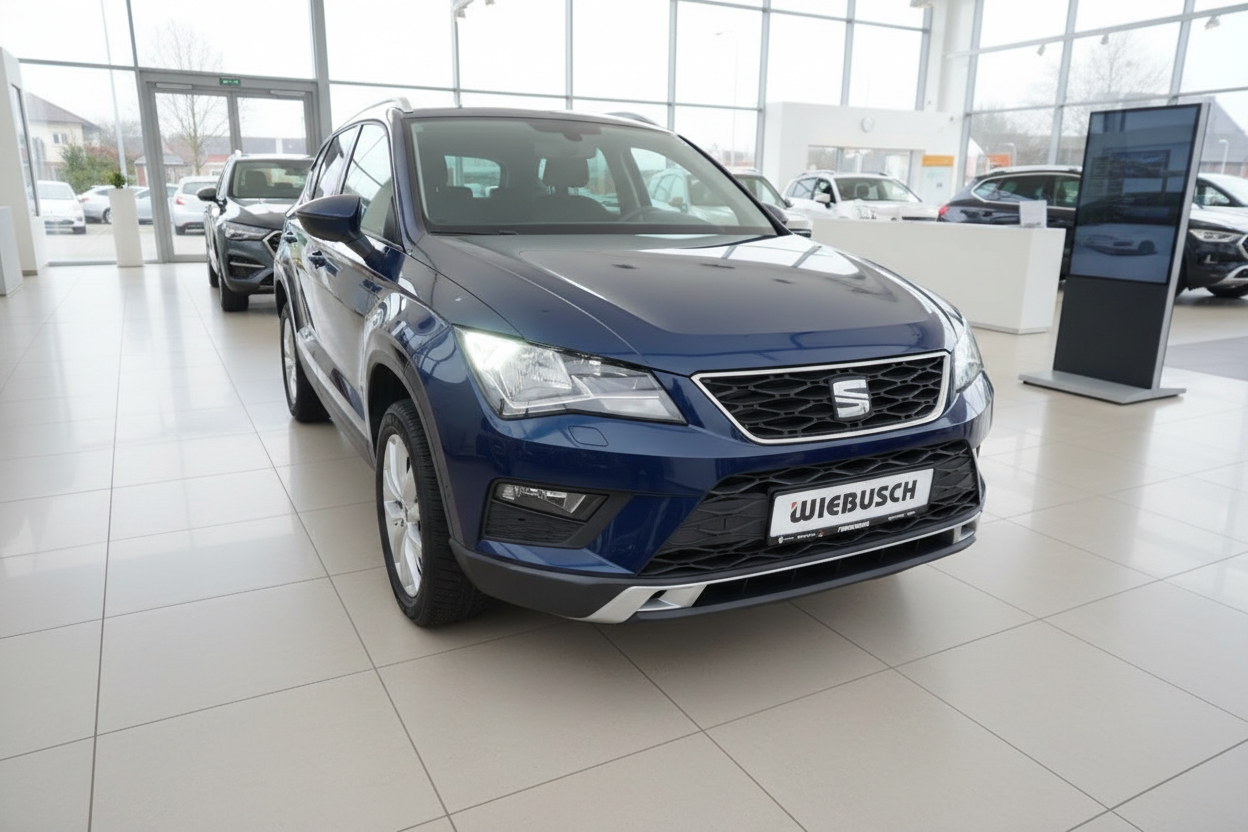 SEAT Ateca SUV in Dunkelblau in Ausstellungsraum Autohaus Wiebusch
