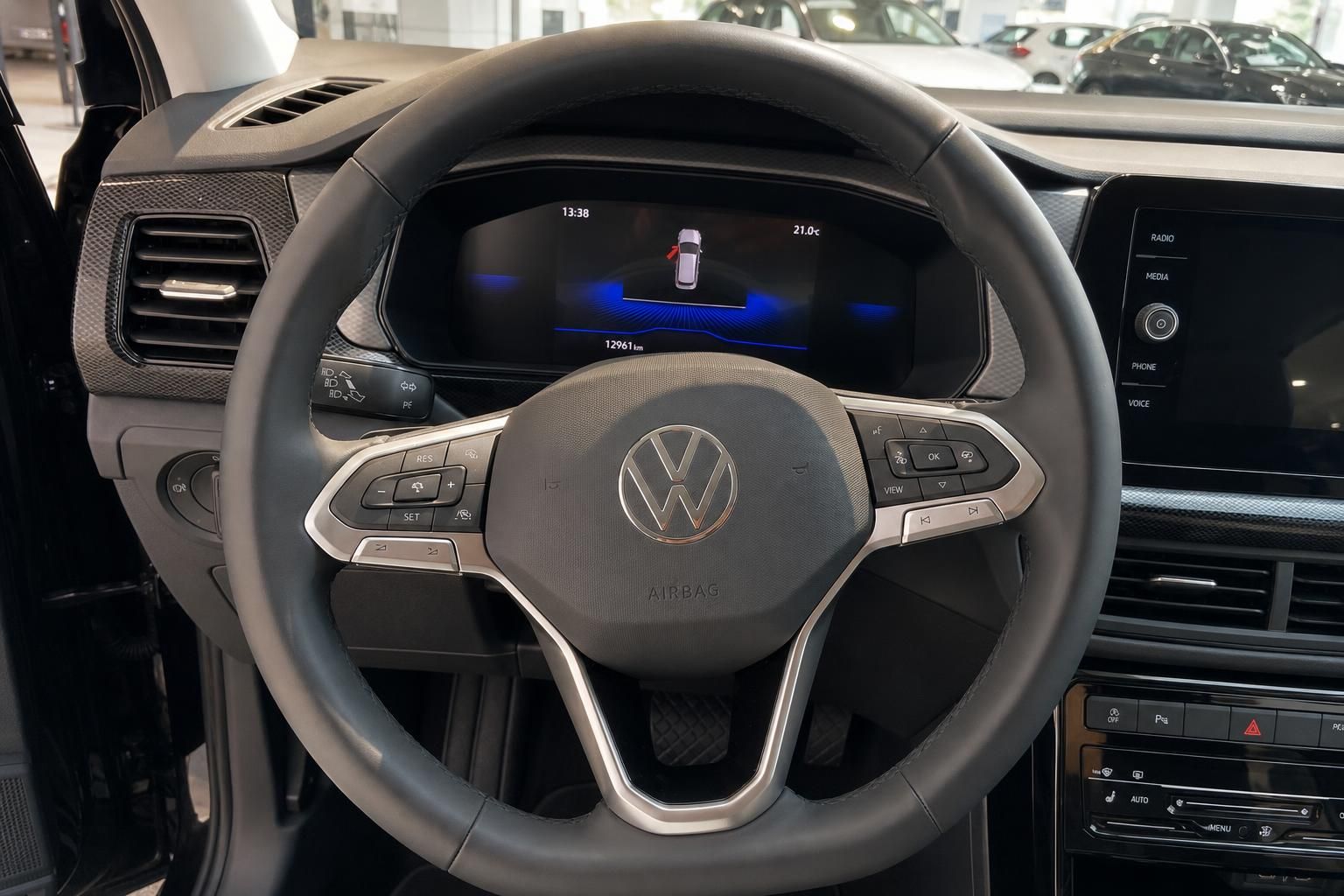 Volkswagen Lenkrad mit digitalem Cockpit und Multifunktionstasten im Fahrzeuginnenraum