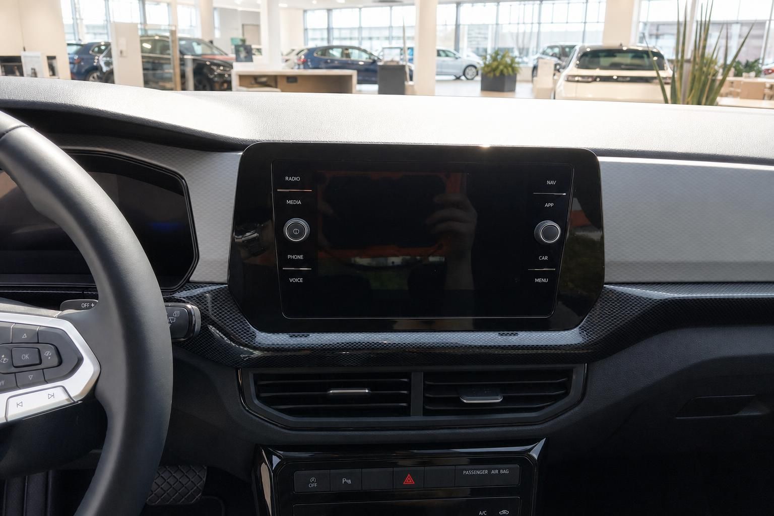 Infotainment-System mit Touchscreen im Armaturenbrett eines Volkswagen Fahrzeugs