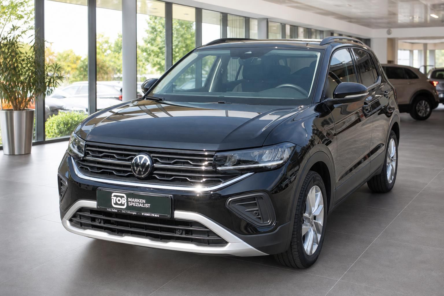 Schwarzer Volkswagen SUV Frontansicht im Autohaus - moderner Crossover mit LED-Scheinwerfern