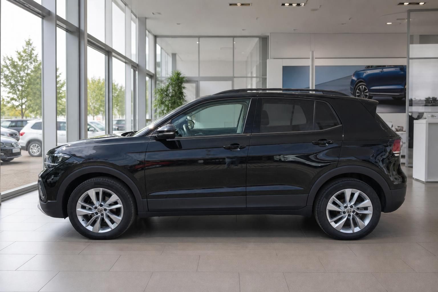 Schwarzer Volkswagen SUV Seitenansicht im Autohaus - kompakter Crossover mit Leichtmetallfelgen