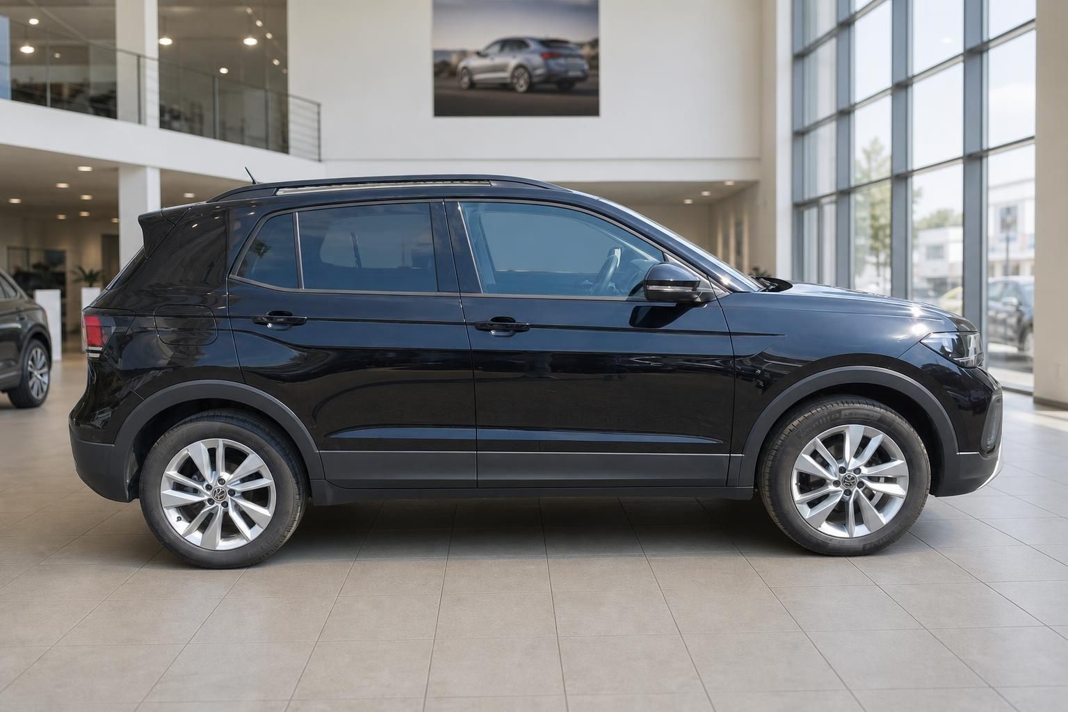 VW T-Cross Seitenansicht schwarz mit Alufelgen im Autohaus