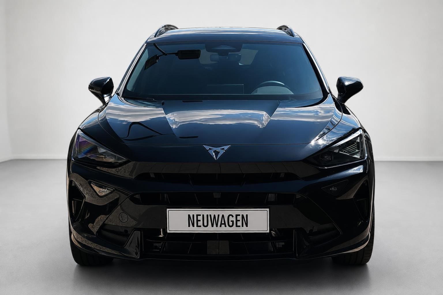Cupra Neuwagen schwarz Frontansicht im Studio