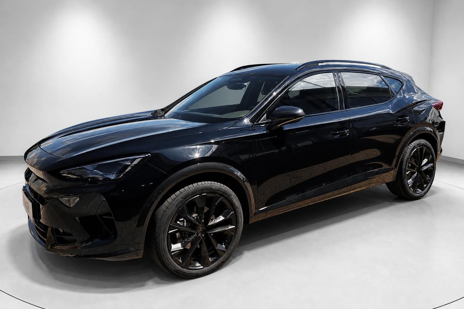 Cupra SUV schwarz Seitenansicht mit schwarzen Felgen