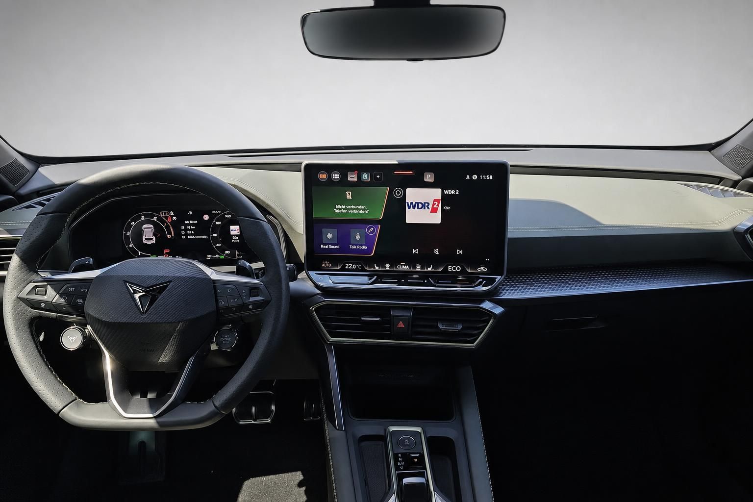 Cupra Cockpit Lenkrad und Infotainment-Display im Detail