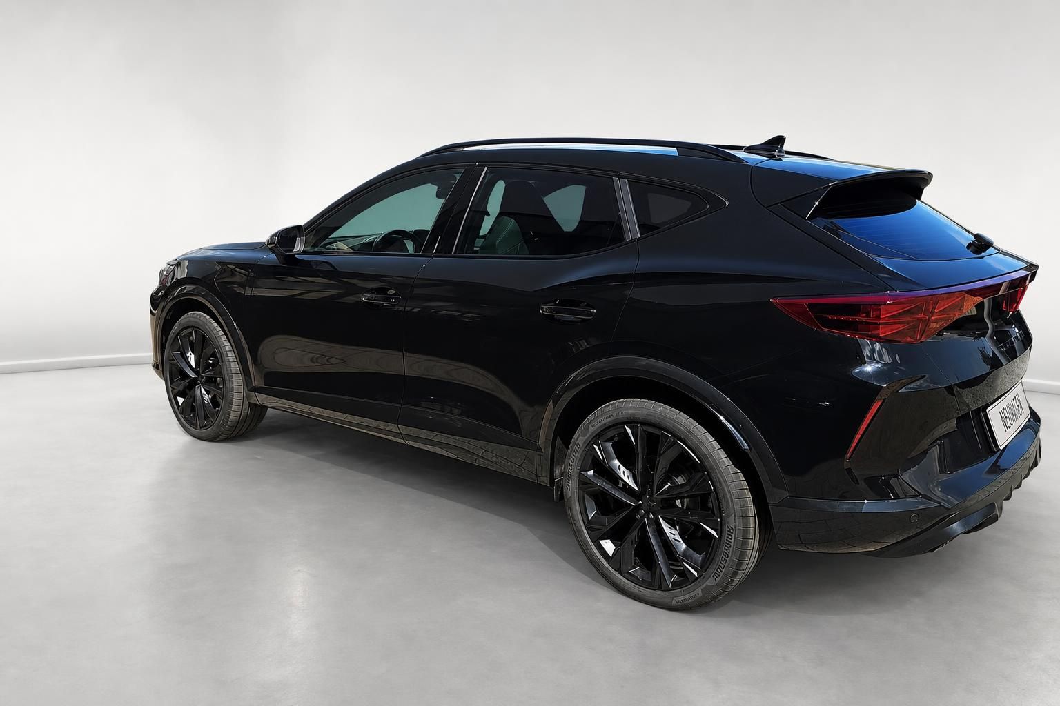 Cupra Formentor schwarz Heckansicht seitlich im Studio