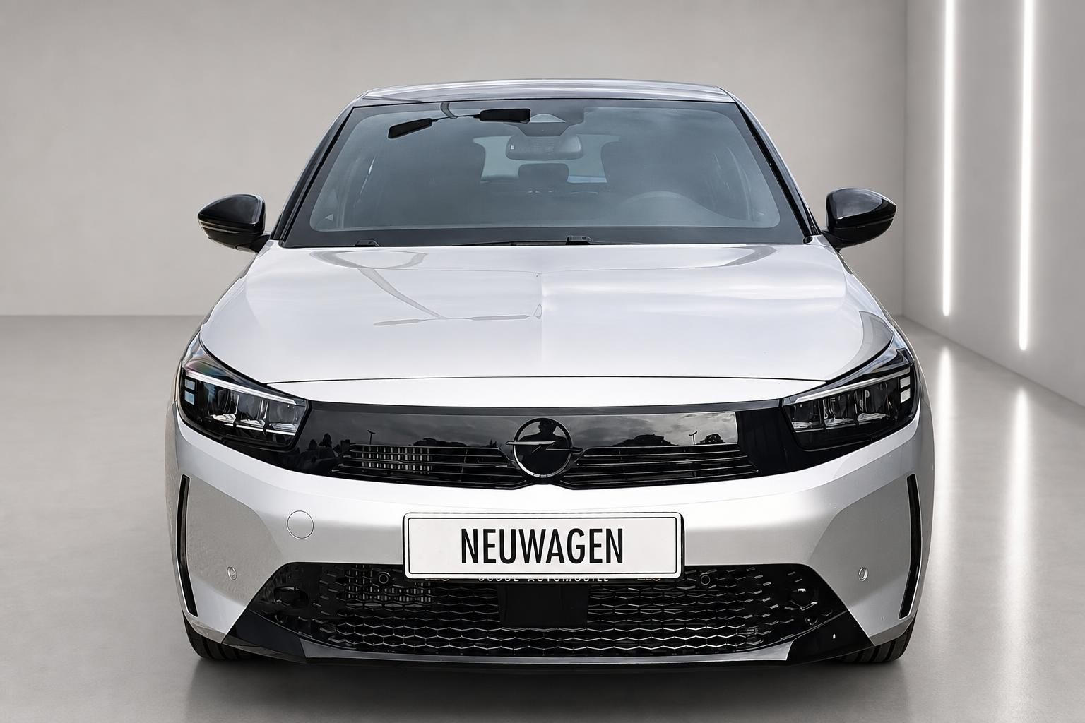 Opel Neuwagen silber Frontansicht im Studio